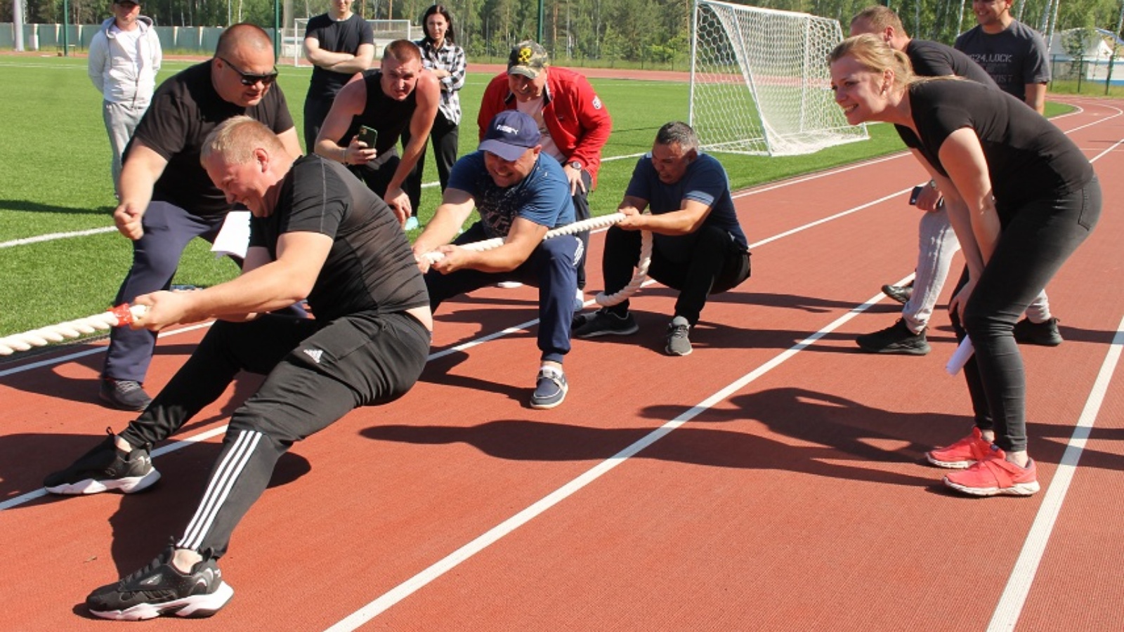 Спорт общество. Спортивные праздники в России. 9а спортивный праздник. Наполнение спортивного праздника для взрослых. Спортивный праздник макддоналда спортивные ленты.